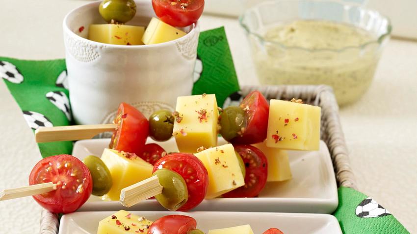 Käse-Spieße mit Oliven und Kirschtomaten zu Senfdip (Fußball-Snack) Rezept - Foto: House of Food / Bauer Food Experts KG
