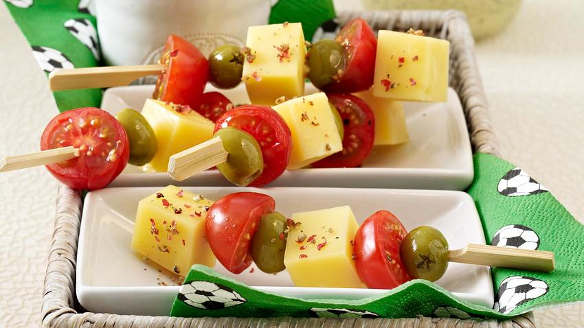 Käse-Spieße mit Oliven und Kirschtomaten zu Senfdip (Fußball-Snack) Rezept - Foto: House of Food / Bauer Food Experts KG