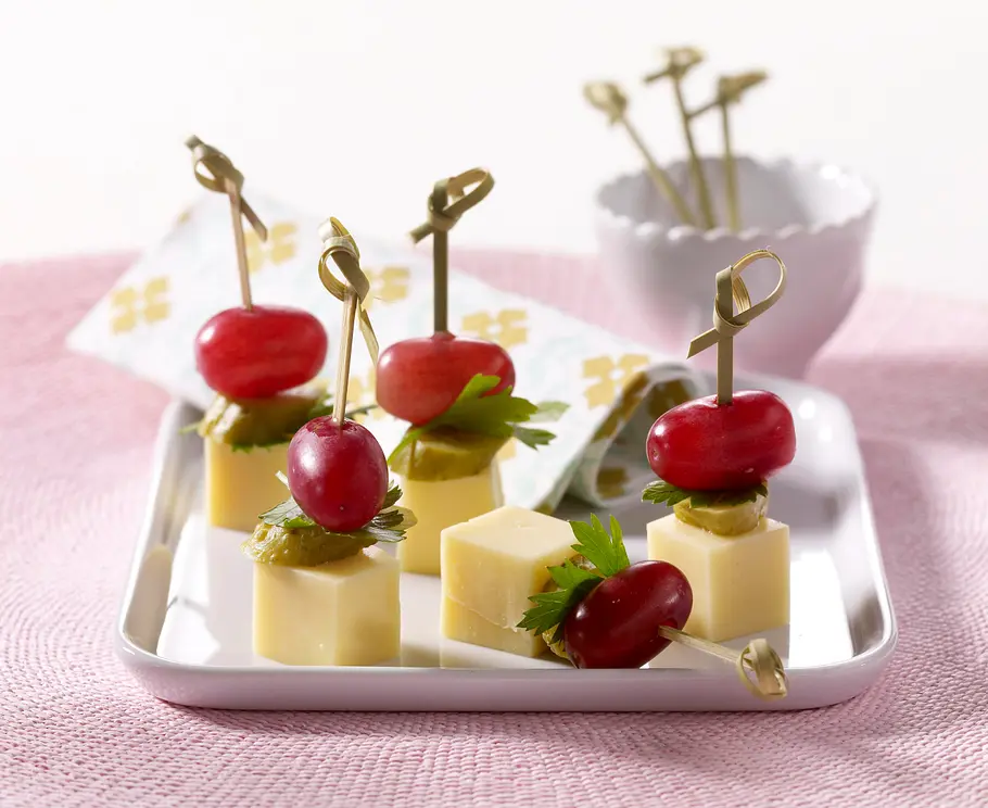 Käse-Sticks mit Trauben Rezept Käse-Sticks mit Trauben Rezept