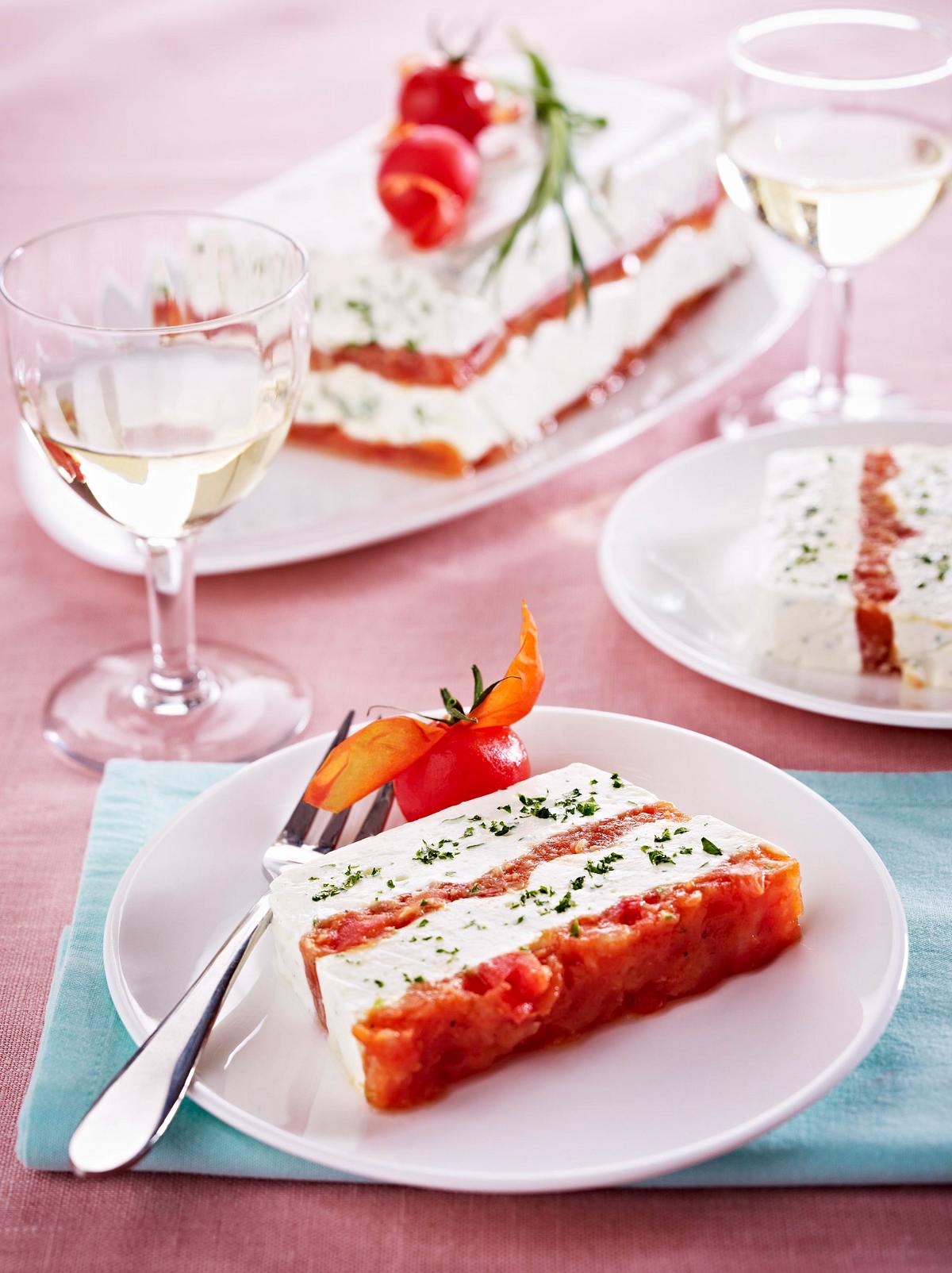 Käse-Tomaten-Terrine mit Kräutern Rezept