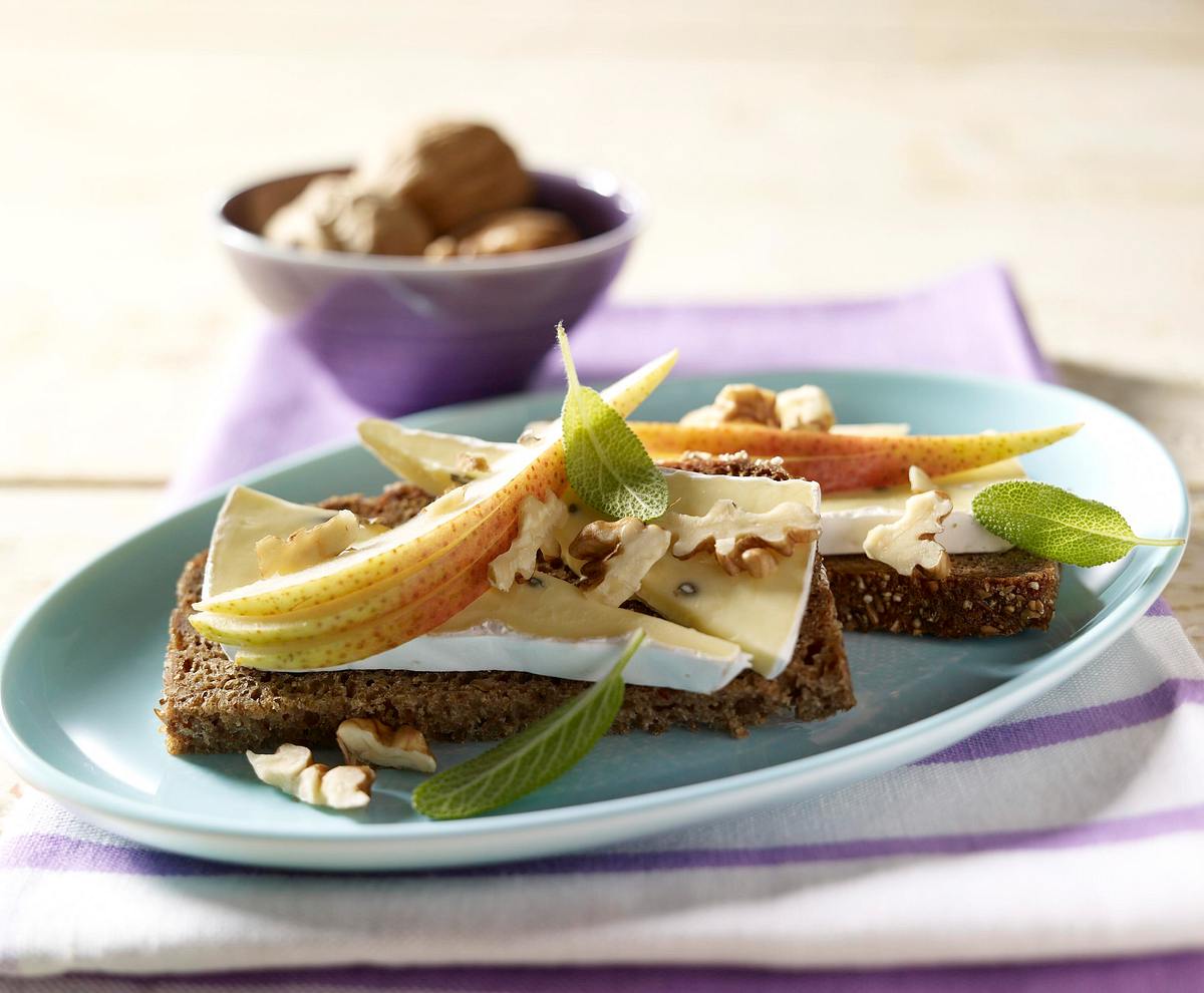 Käsebrot mit Birne und Walnüssen Rezept