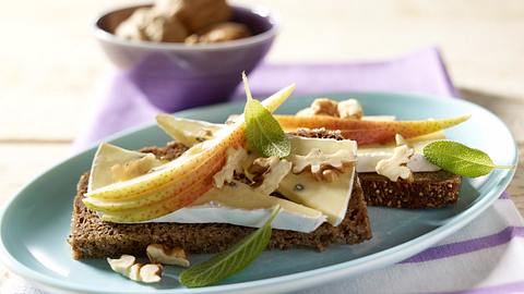 Käsebrot mit Birne und Walnüssen Rezept - Foto: House of Food / Bauer Food Experts KG