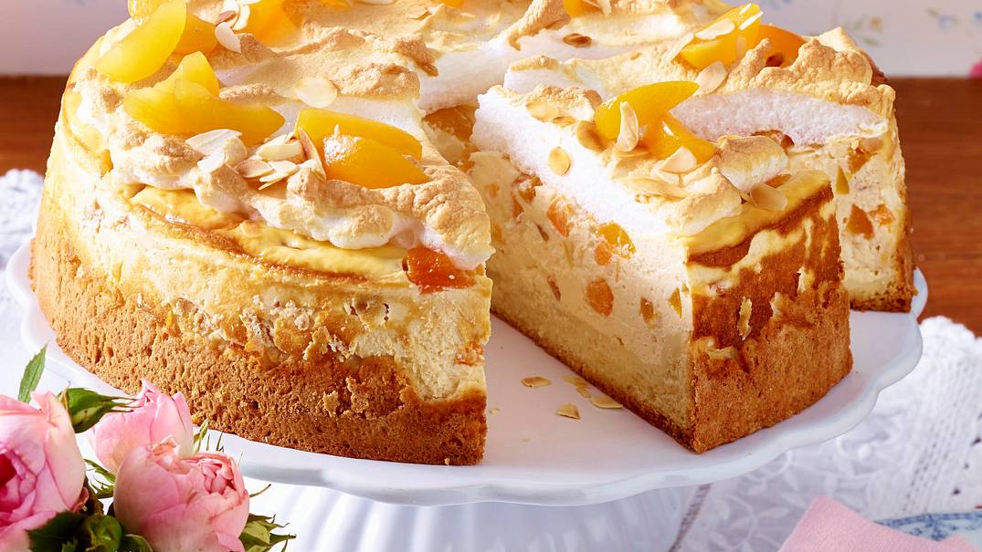 Käsekuchen mit Aprikosen und Baiser Rezept - Foto: LECKER @ Bauer Media Group