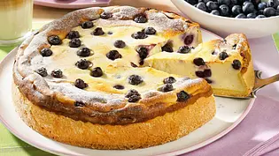 Käsekuchen mit Heidelbeeren Rezept - Foto: LECKER @ Bauer Media Group Käsekuchen mit Heidelbeeren Rezept - Foto: LECKER @ Bauer Media Group