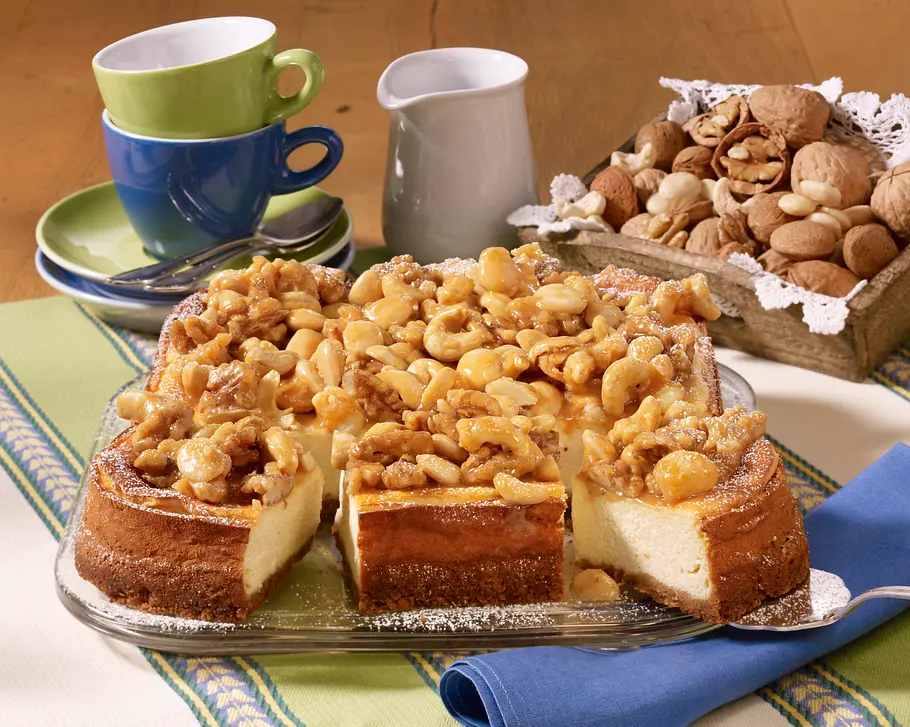 Käsekuchen mit karamellisierten Nüssen Rezept Käsekuchen mit karamellisierten Nüssen Rezept