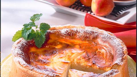 Käsekuchen mit Pfirsichen Rezept - Foto: House of Food / Bauer Food Experts KG