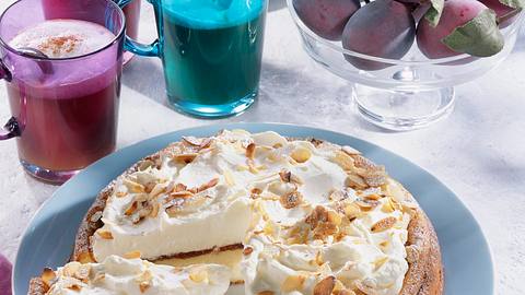 Käsekuchen mit Pflaumenmus & Sahne Rezept - Foto: House of Food / Bauer Food Experts KG