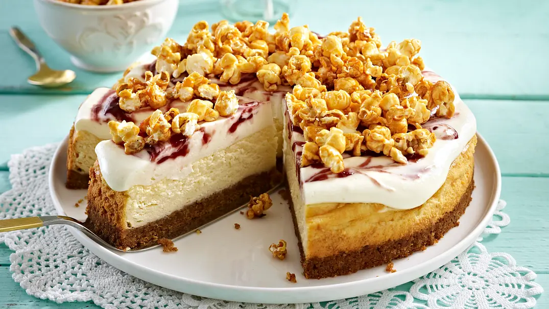 Käsekuchen mit Popcornstreuseln Rezept - Foto: LECKER @ Bauer Media Group