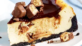 Käsekuchen mit Snickers Rezept - Foto: LECKER @ Bauer Media Group Käsekuchen mit Snickers Rezept - Foto: LECKER @ Bauer Media Group