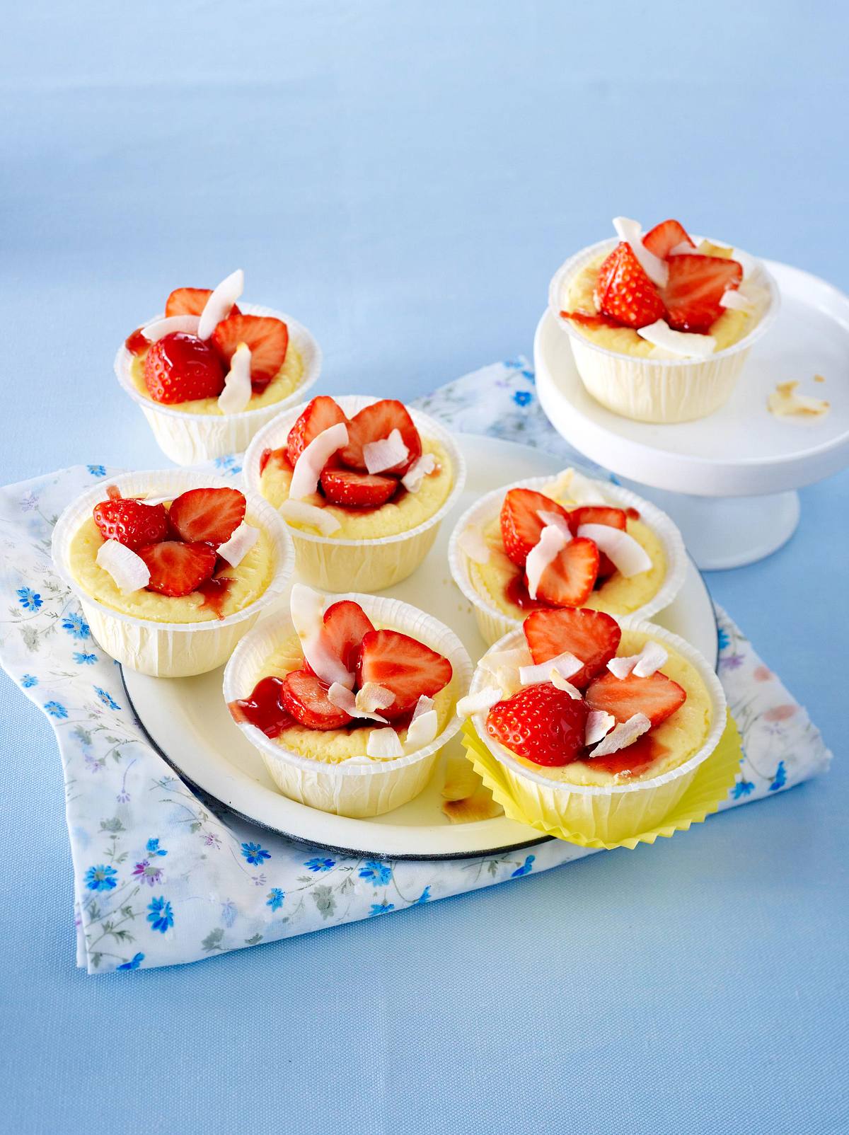 Käsekuchen-Muffins mit Kokoslikör und Erdbeeren Rezept