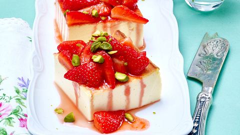 Käsekuchen ohne Boden mit Erdbeerkompott Rezept - Foto: House of Food / Bauer Food Experts KG