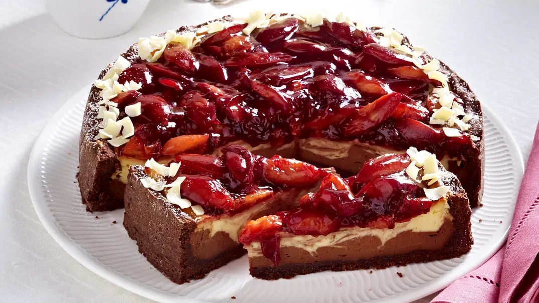 Käsekuchen Schwarz-Weiß mit beschwipsten Zwetschgen Rezept - Foto: LECKER @ Bauer Media Group