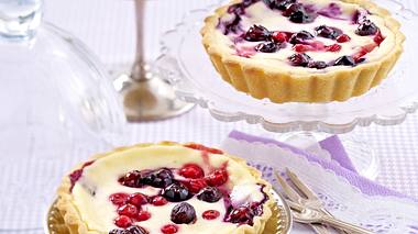 Käsekuchen-Tarteletts mit Blaubeeren und Johannisbeeren Rezept - Foto: House of Food / Bauer Food Experts KG