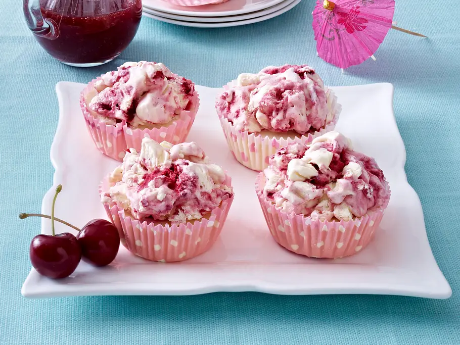 Käsekucheneis-Muffins mit Kirschen Rezept Käsekucheneis-Muffins mit Kirschen Rezept