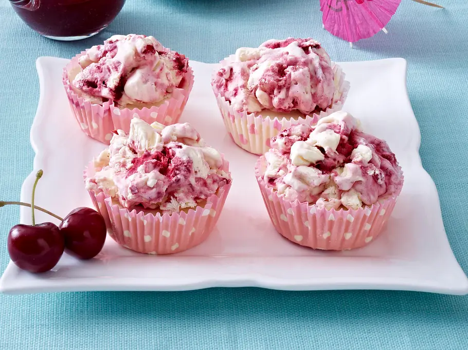 Käsekucheneis-Muffins mit Kirschen Rezept