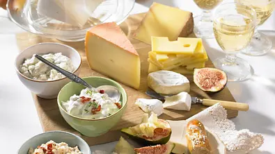Käseplatte und dreierlei Dips Rezept - Foto: LECKER @ Bauer Media Group