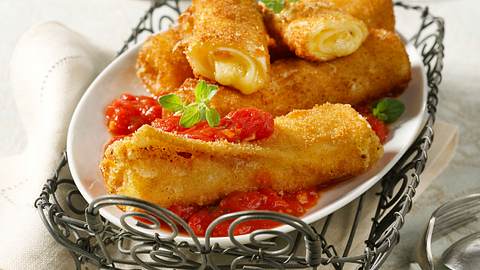 Käserollen mit Tomatensoße Rezept - Foto: House of Food / Bauer Food Experts KG
