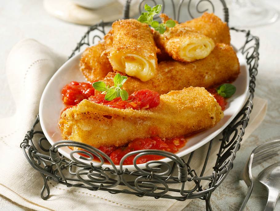 Käserollen mit Tomatensoße Rezept