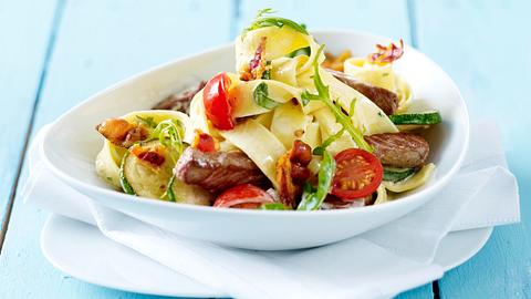 Käsesahnesoße zu Bandnudeln Rumpsteak und Zucchini Rezept - Foto: House of Food / Bauer Food Experts KG