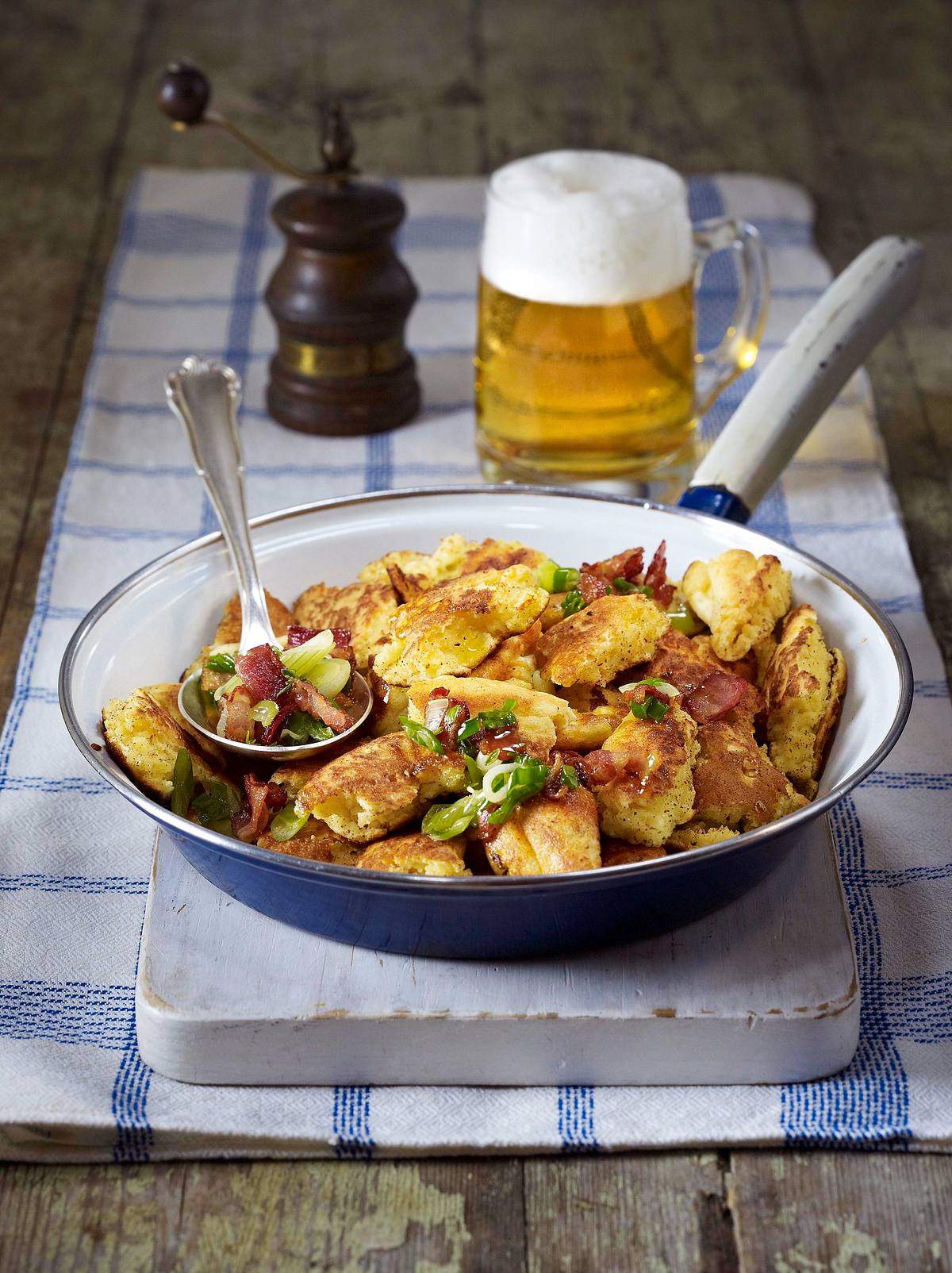 Käseschmarrn mit Lauchzwiebeln und Speck Rezept