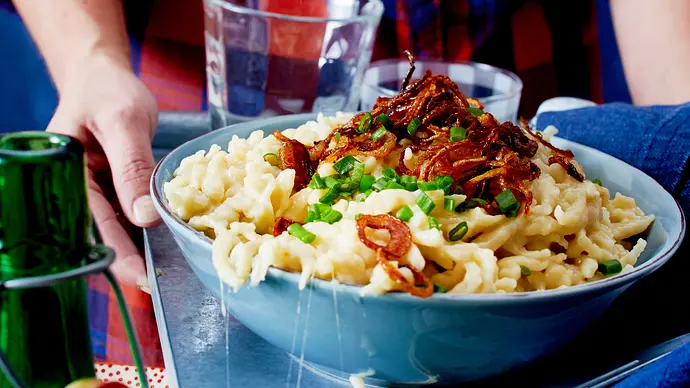 Käsespätzle mit Röstzwiebeln Rezept - Foto: LECKER @ Bauer Media Group Käsespätzle mit Röstzwiebeln Rezept - Foto: LECKER @ Bauer Media Group