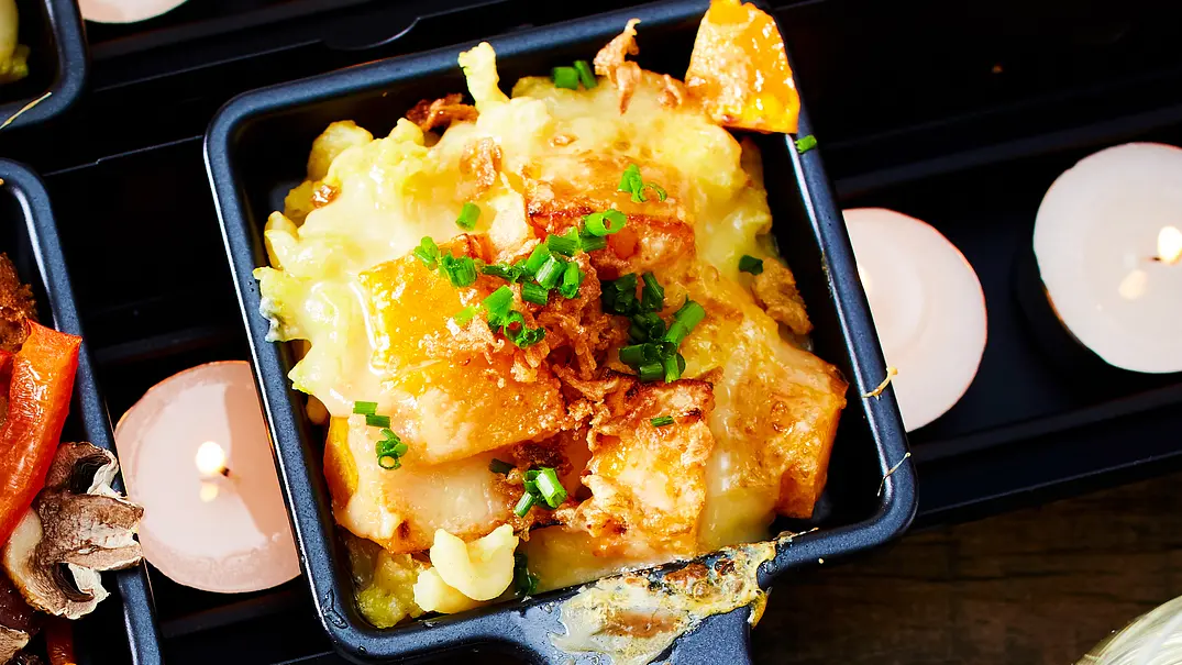 Käsespätzle-Raclettepfännchen Rezept - Foto: LECKER @ Bauer Media Group Käsespätzle-Raclettepfännchen Rezept - Foto: LECKER @ Bauer Media Group