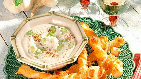 Käsestangen mit Sesam-Dip Rezept - Foto: House of Food / Bauer Food Experts KG