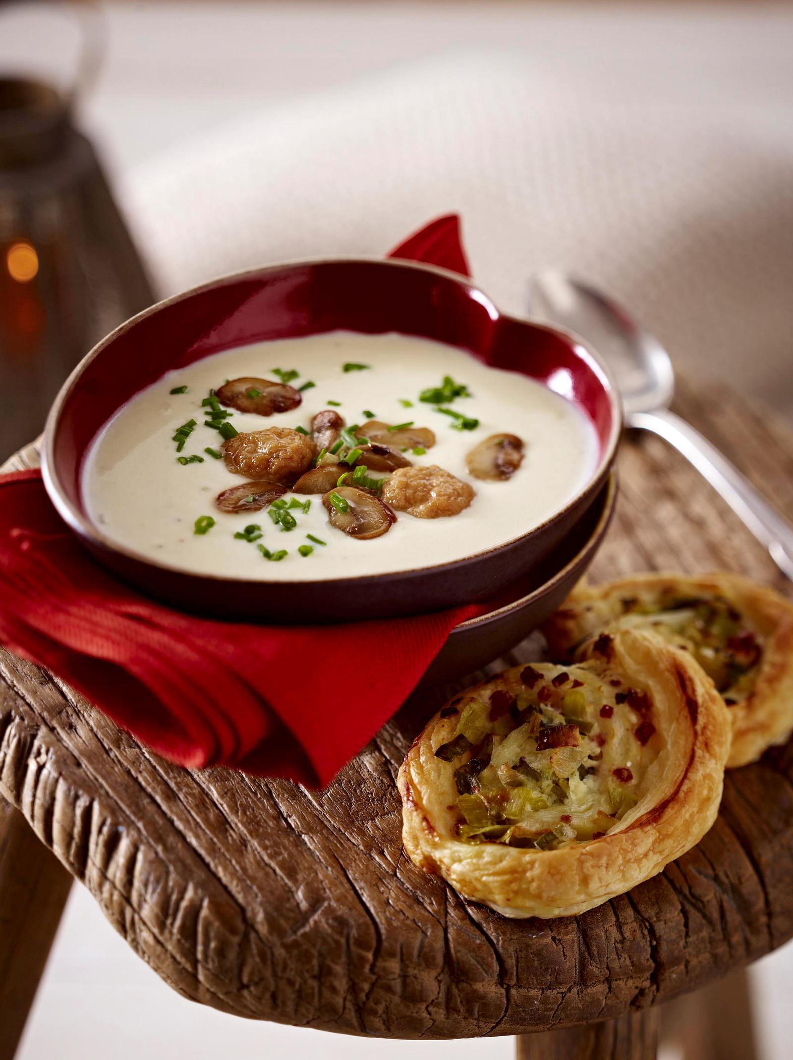 Käsesuppe mit Lauch-Speck-Schnecken Rezept | LECKER