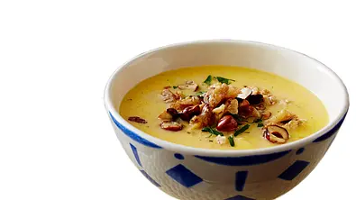 Käsesuppe mit Nuss-Crumble Rezept - Foto: LECKER @ Bauer Media Group