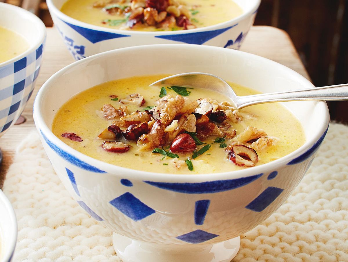 Käsesuppe mit Nuss-Crunch Rezept