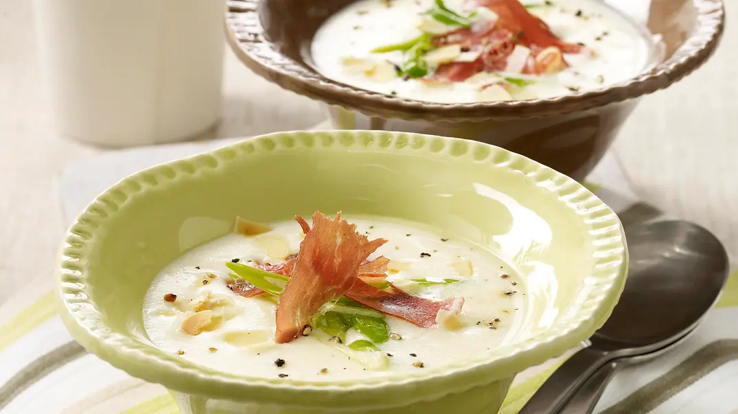Käsesuppe mit Parmaschinken, Lauchzwiebeln und Mandeln Rezept - Foto: LECKER @ Bauer Media Group Käsesuppe mit Parmaschinken, Lauchzwiebeln und Mandeln Rezept - Foto: LECKER @ Bauer Media Group