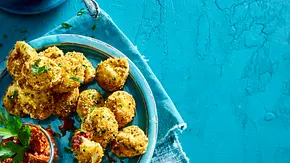 Käsige Tortelloni-Häppchen (Cheesy Tortelloni-Bites) Rezept - Foto: LECKER @ Bauer Media Group Käsige Tortelloni-Häppchen (Cheesy Tortelloni-Bites) Rezept - Foto: LECKER @ Bauer Media Group