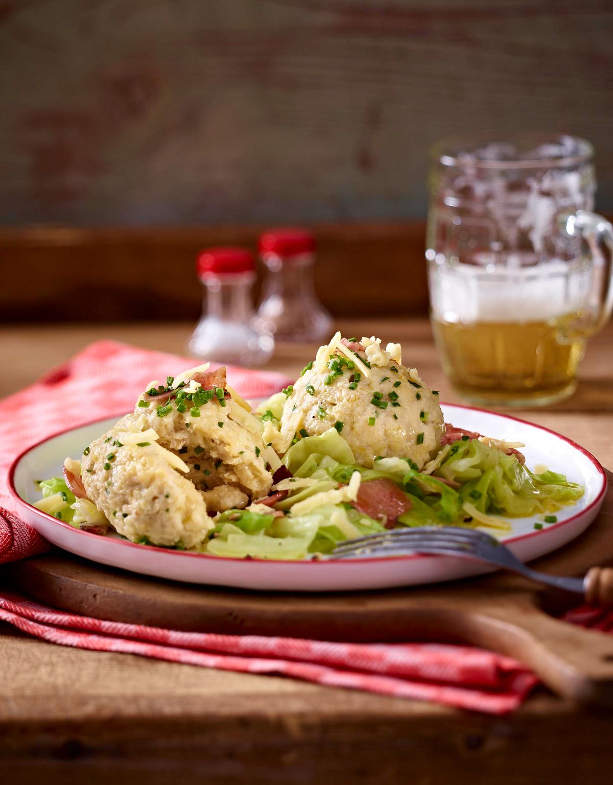 Kasknödel auf Spitzkohlgemüse mit Tiroler Speck Rezept