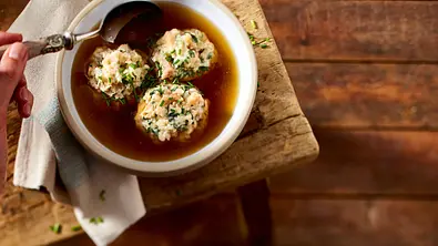 Kasknödel-Suppe Rezept - Foto: LECKER @ Bauer Media Group