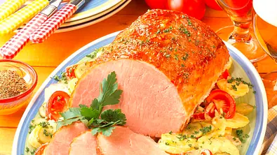 Kasseler auf Kartoffelsalat Rezept - Foto: LECKER @ Bauer Media Group