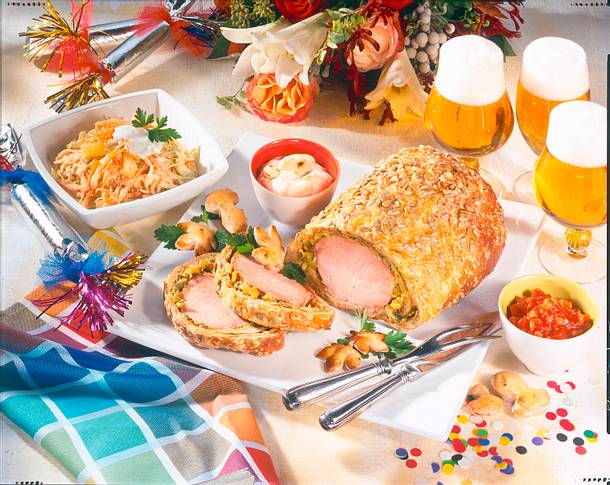 Kasseler im Brotteig mit Weißkohlsalat Rezept Kasseler im Brotteig mit Weißkohlsalat Rezept