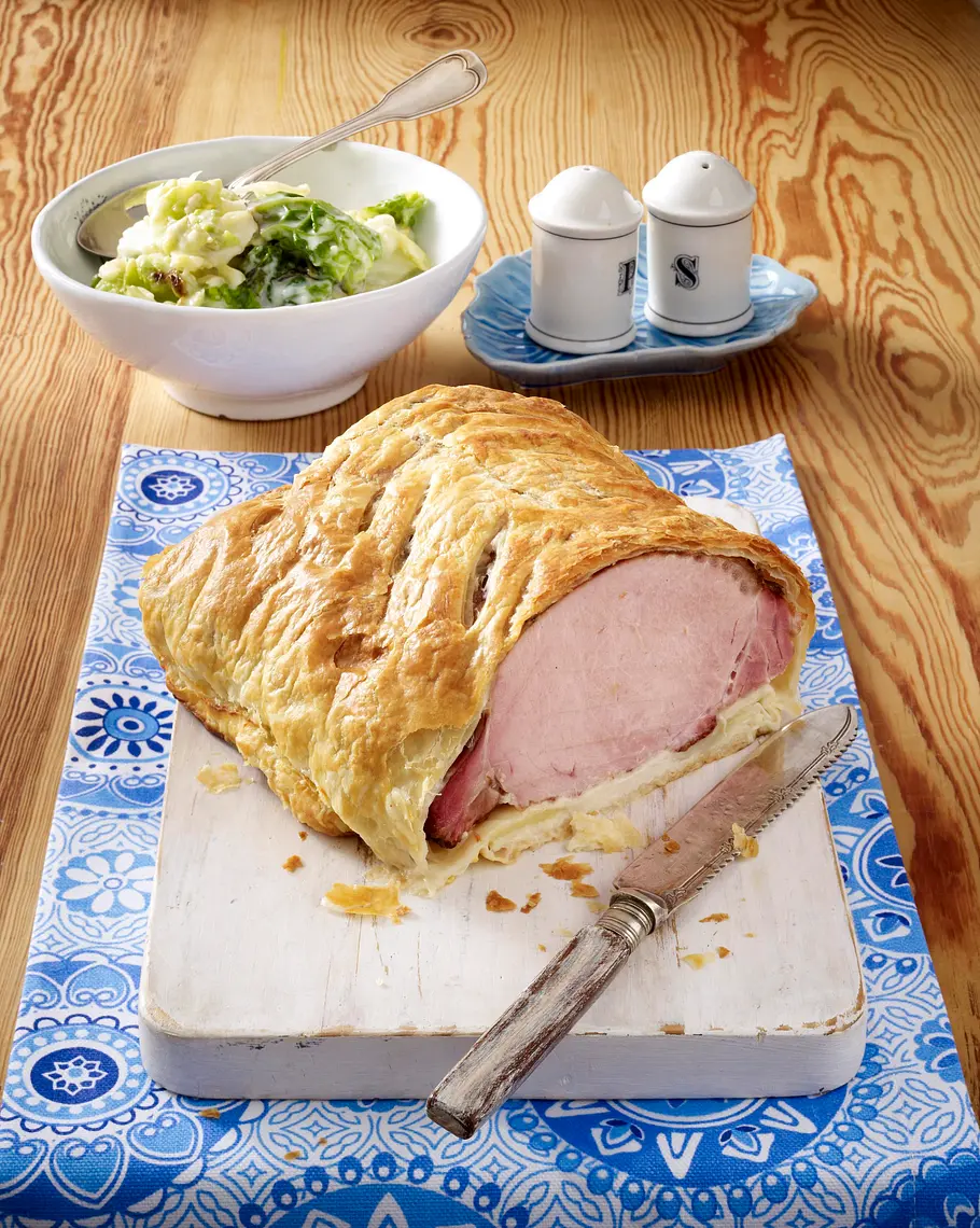 Kasseler in Blätterteig mit Rahm-Wirsing Rezept Kasseler in Blätterteig mit Rahm-Wirsing Rezept