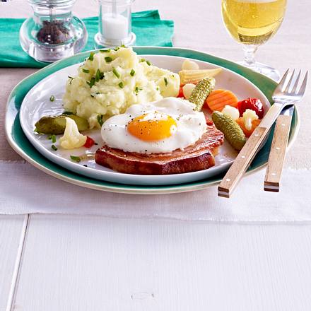 Kasseler-Kotelett Holsteiner Art mit Mixed Pickles und Kartoffelpüree Rezept