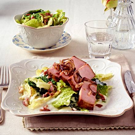 Kasseler-Kotelett mit gerösteten Zwiebelringen und gestoftem Wirsing Rezept