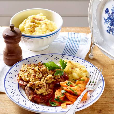 Kasseler-Kotelett mit Mandel-Senfkruste zu Petersilienmöhren und Kartoffelstampf Rezept Kasseler-Kotelett mit Mandel-Senfkruste zu Petersilienmöhren und Kartoffelstampf Rezept