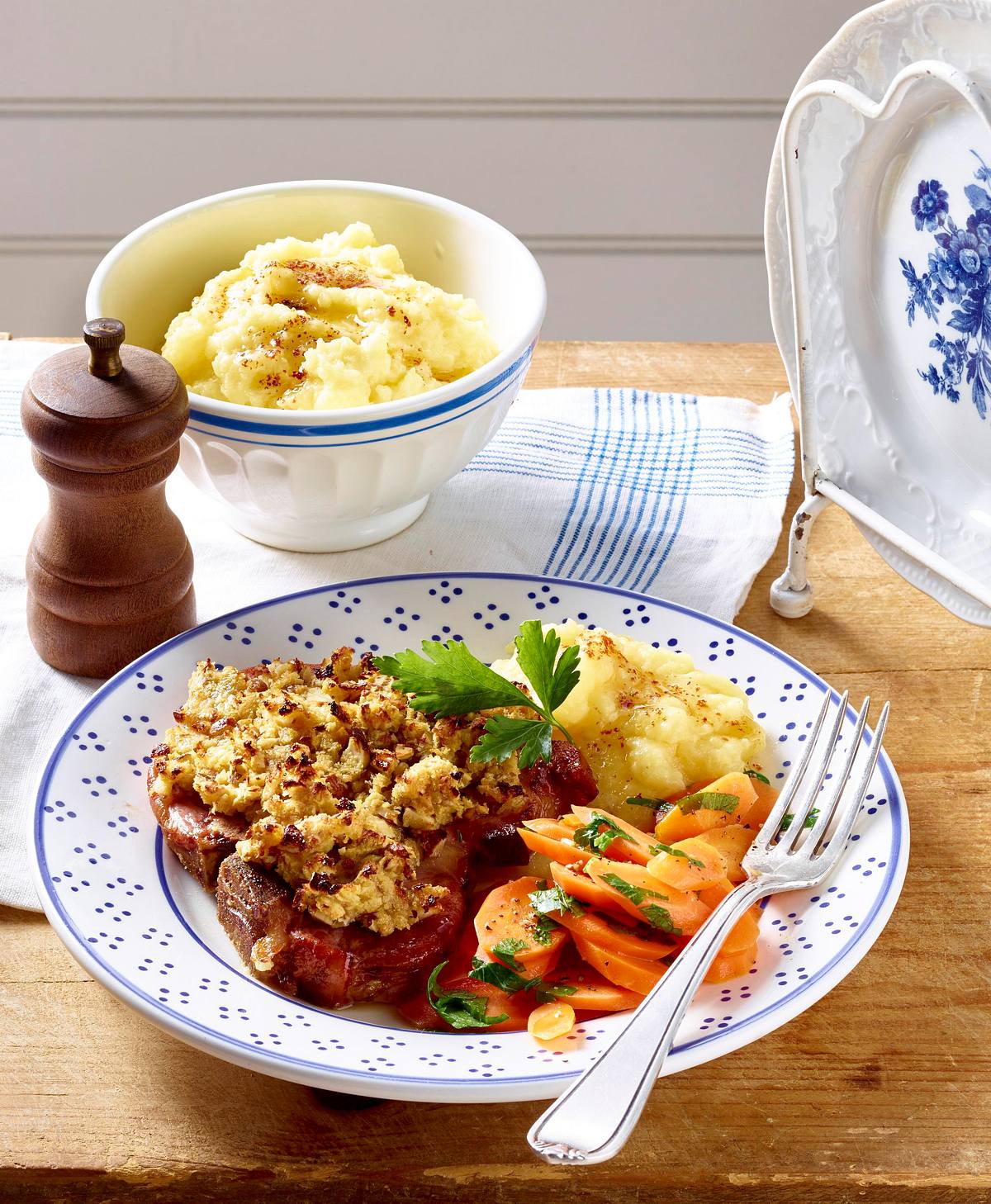 Kasseler-Kotelett mit Mandel-Senfkruste zu Petersilienmöhren und Kartoffelstampf Rezept