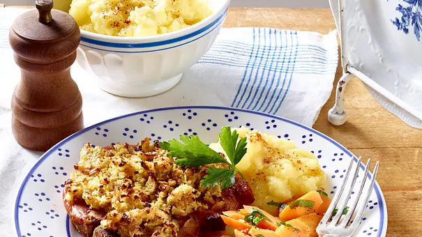 Kasseler-Kotelett mit Mandel-Senfkruste zu Petersilienmöhren und Kartoffelstampf Rezept - Foto: LECKER @ Bauer Media Group