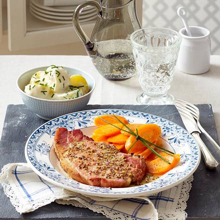 Kasseler-Koteletts mit Béchamelkartoffeln und Möhren Rezept
