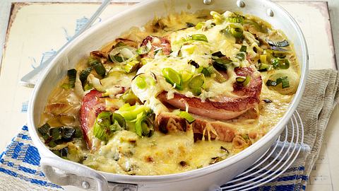 Kasseler-Lauch-Gratin mit Zwiebelrahm Rezept - Foto: House of Food / Bauer Food Experts KG