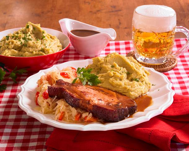 Kasseler mit Erbsenpüree und Sauerkraut Rezept Kasseler mit Erbsenpüree und Sauerkraut Rezept