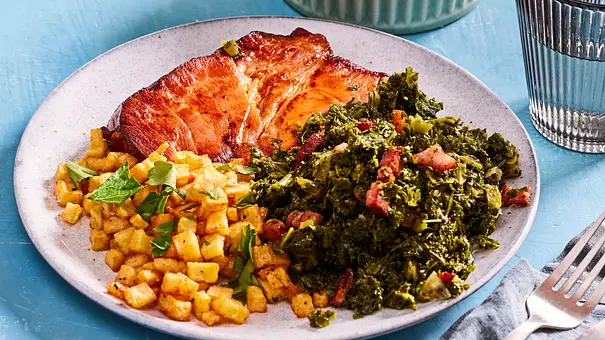 Kasseler mit geschmortem Grünkohl und Röstkartoffeln Rezept - Foto: LECKER @ Bauer Media Group Kasseler mit geschmortem Grünkohl und Röstkartoffeln Rezept - Foto: LECKER @ Bauer Media Group