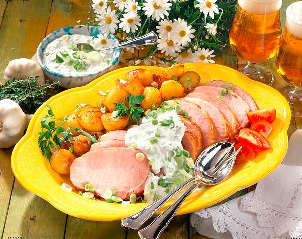 Kasseler mit Lauchzwiebel-Joghurt-Dip Rezept Kasseler mit Lauchzwiebel-Joghurt-Dip Rezept