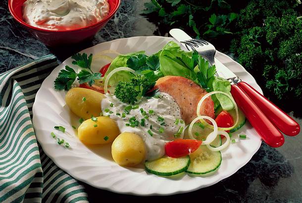 Kasseler mit Pellkartoffeln, Salat und Joghurtcreme Rezept Kasseler mit Pellkartoffeln, Salat und Joghurtcreme Rezept