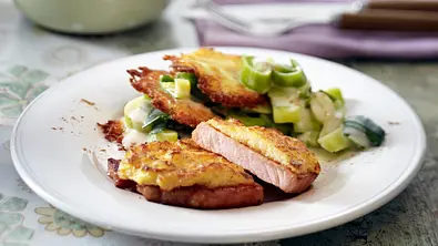 Kasseler mit Röstikruste und Rahmporree Rezept - Foto: LECKER @ Bauer Media Group