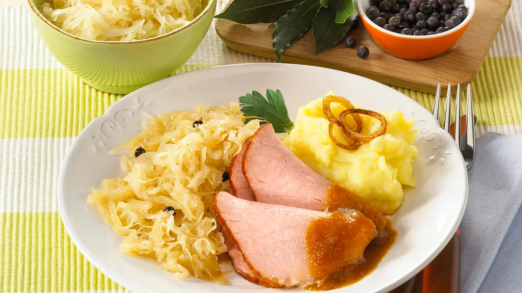 Kasseler mit Sauerkraut und Kartoffelpüree Rezept - Foto: LECKER @ Bauer Media Group Kasseler mit Sauerkraut und Kartoffelpüree Rezept - Foto: LECKER @ Bauer Media Group
